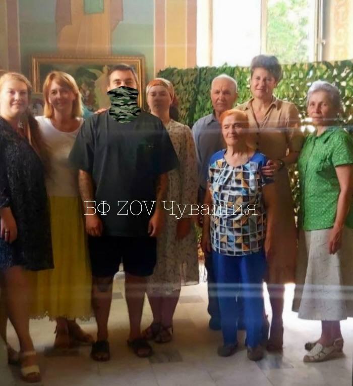 В центр плетения Покровско-Татиананского собора пришёл отпускник- артиллерист: