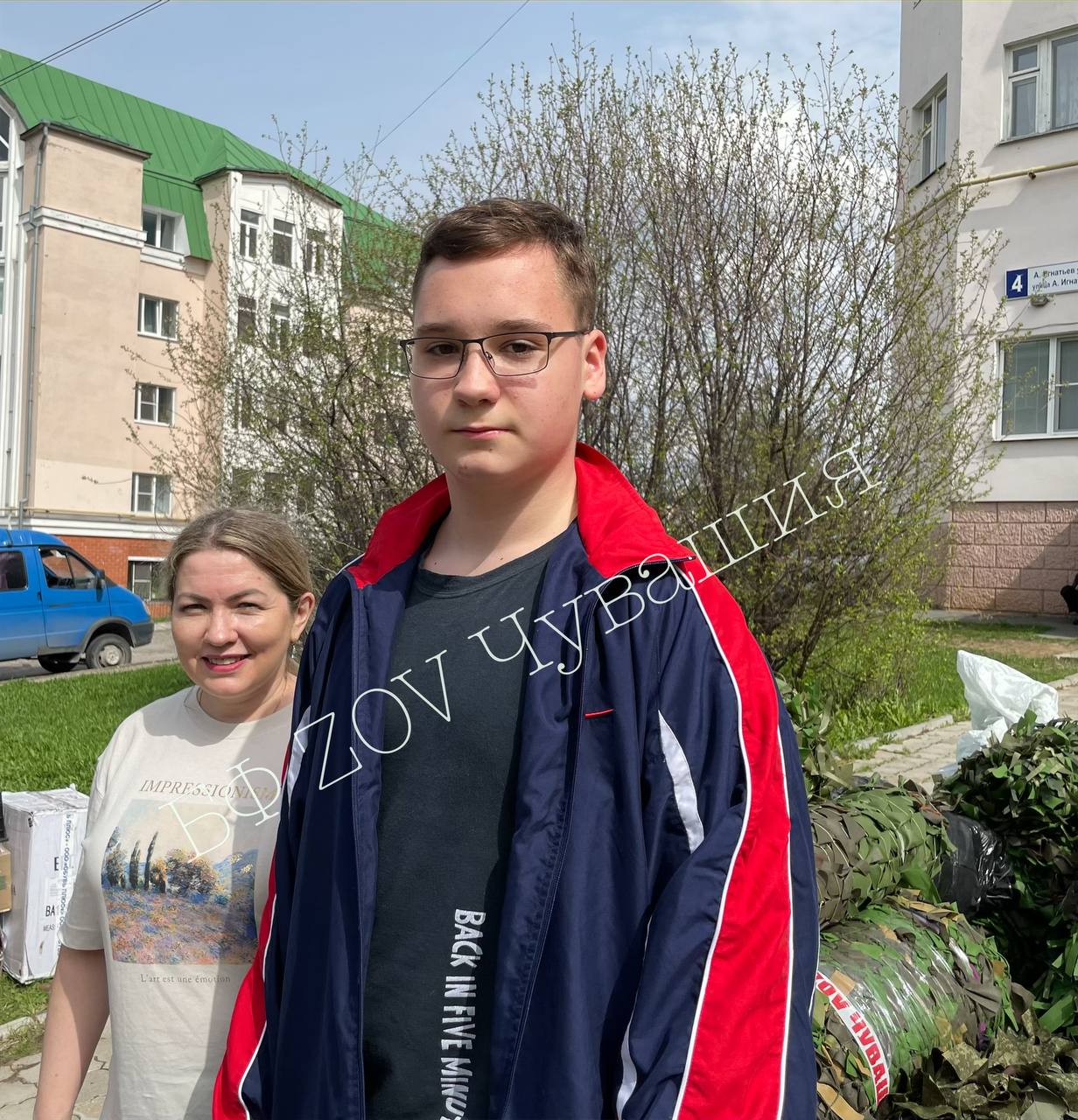 К завершению погрузки подошел молодой человек...